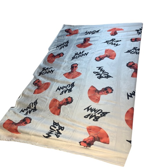 Bad bunny blanket - Picture 5 of 6